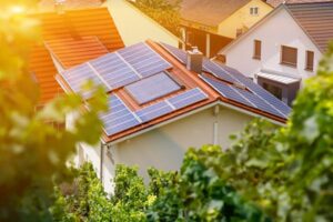 Determinar la capacidad instalada del sistema de energía solar en el hogar