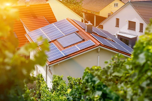 Determinar la capacidad instalada del sistema de energía solar en el hogar