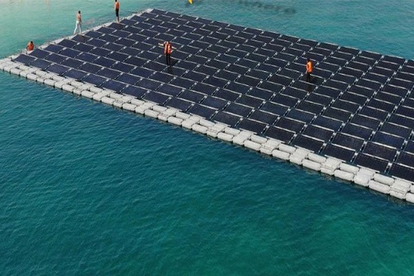 perspectives de l'énergie solaire aux EAU - panneaux solaires flottants perspectives de l'énergie solaire aux EAU - panneaux solaires flottants